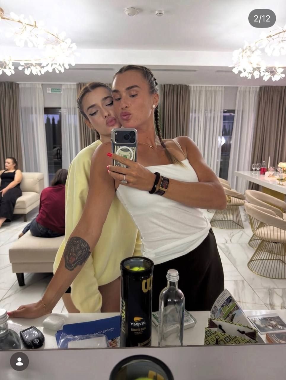 Arina Sobolenko à Minsk, en compagnie de proches