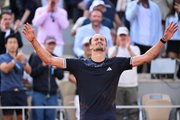 Зверев — новый чемпион «Ролан Гаррос». Он в пяти сетах одолел Коболли