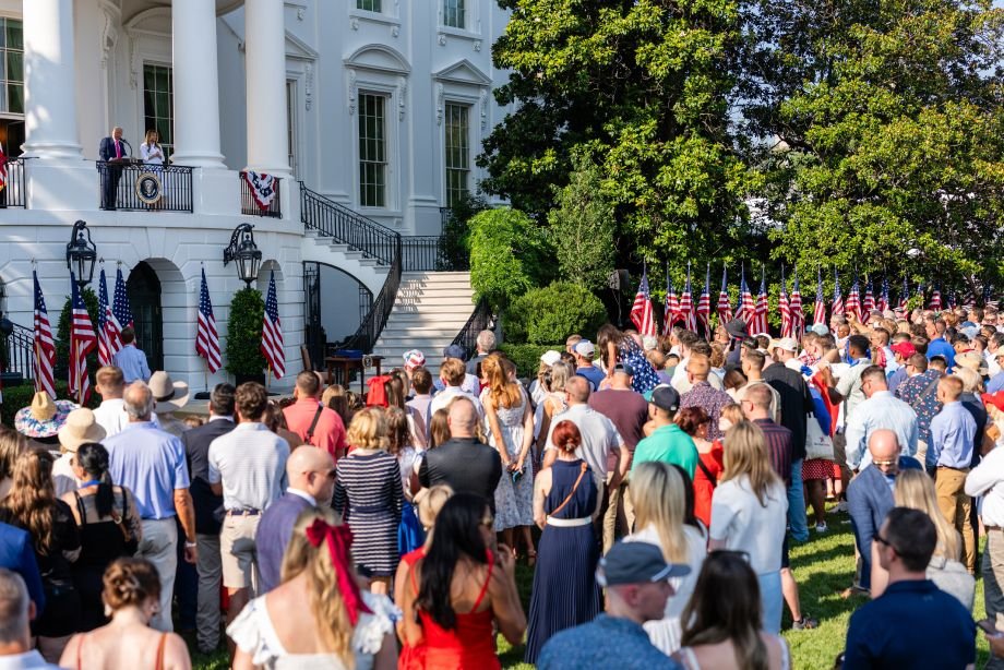 Дональд Трамп на крыльце Белого дома