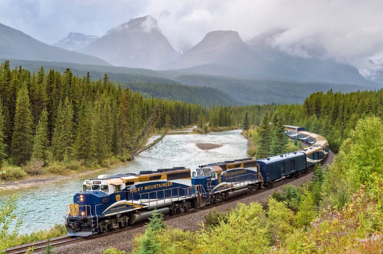 Поезд The Rocky Mountaineer в Канаде