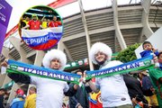 Все хотели фото с болельщиками Узбекистана, россиянам не дали повесить флаг