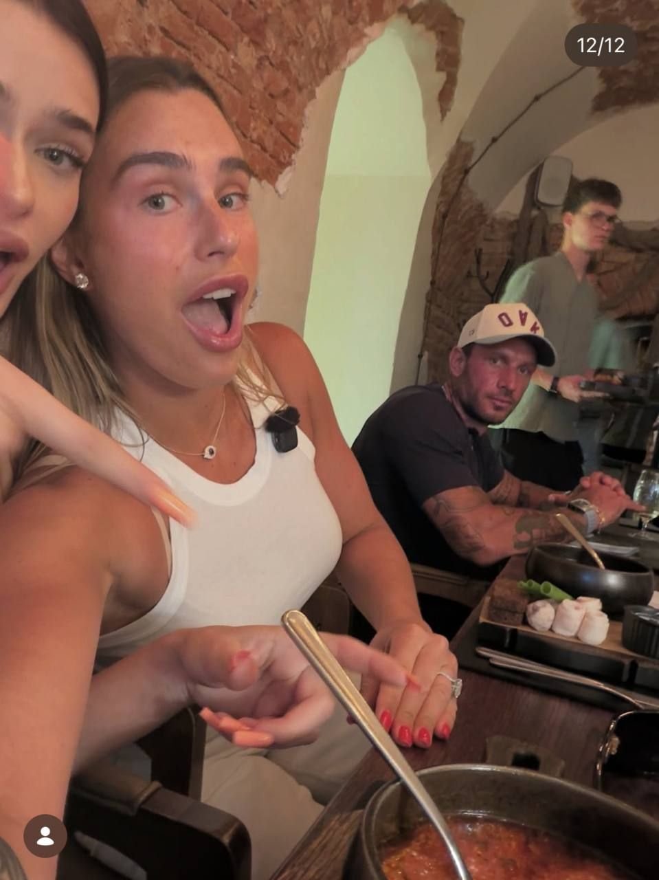 Arina Sobolenko à Minsk, avec son entourage