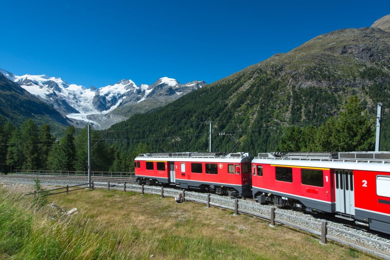 Поезд Bernina Express в Альпах