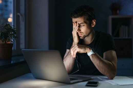Как быстро разгрузить мозг после работы: 5 техник от клинического психолога