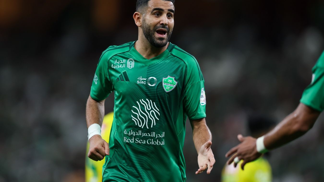 Игроки Аль-Кадисии и Аль-Ахли на поле Про-Лиги