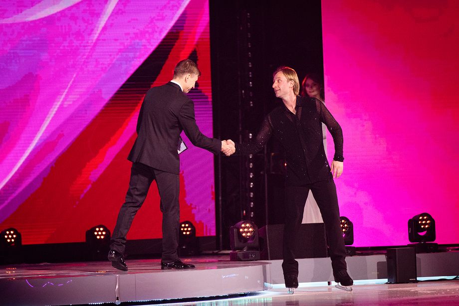 Алексей Ягудин жмёт руку Евгению Плющенко