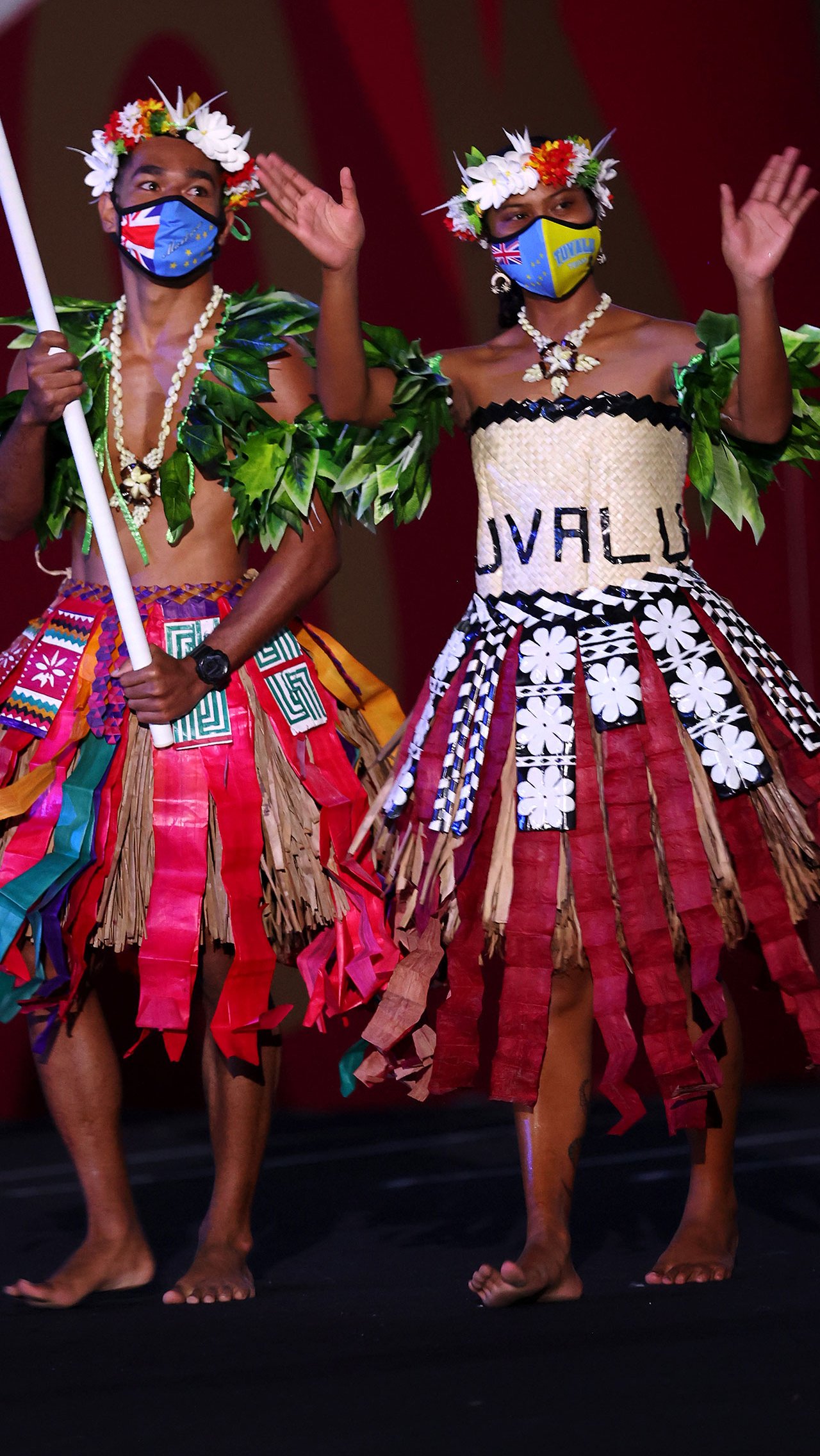 Неординарно выглядели знаменосцы сборной Тувалу. Атлеты были одеты в цветастые юбки с национальными узорами, их плечи были окутаны листьями, а на головах красовались цветочные венки.