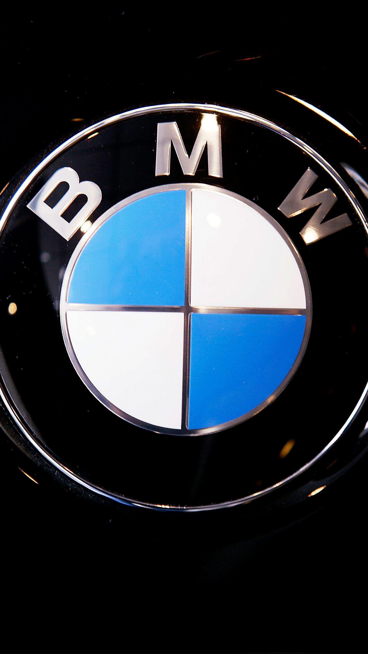 В 2008-м призёрам Олимпиады вручили внедорожники BMW. Девушки получили автомобили модели X3, мужчины – X5.