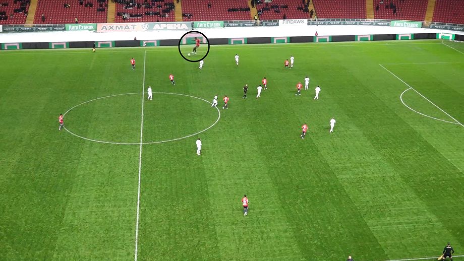 Матеус Рейс принимает мяч левой ногой с потерей возможности быстро атаковать глубину