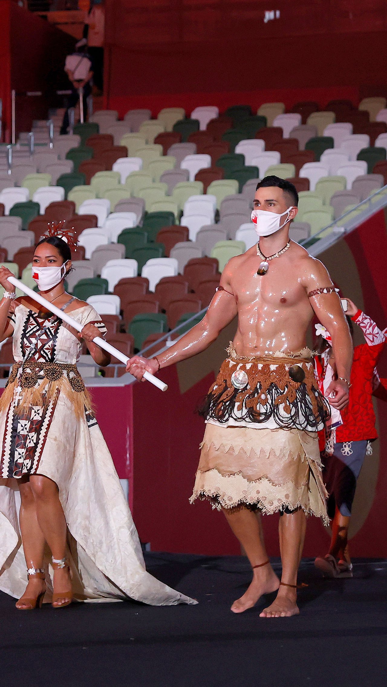 Не отстал от него и знаменитый тонганец Пита Тауфатофуа. Как и на церемонии открытия Олимпиады в Рио-де-Жанейро, тхэквондист был одет в юбку и облит маслом.