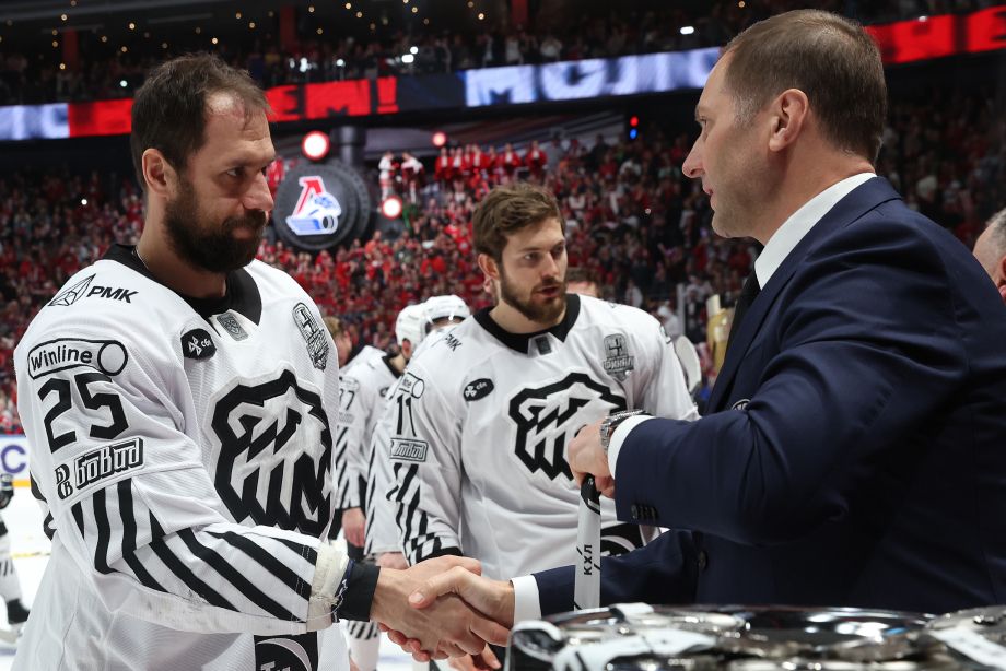 Игроки «Трактора» после поражения в финале от «Локомотива»