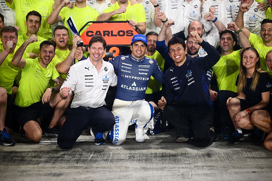 Карлос Сайнс подтянулся к Алексу Албону