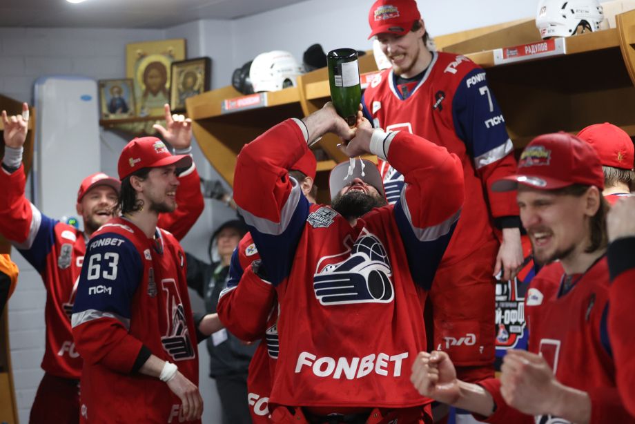 Чемпионская раздевалка «Локомотива» Чемпионская раздевалка «Локомотива»