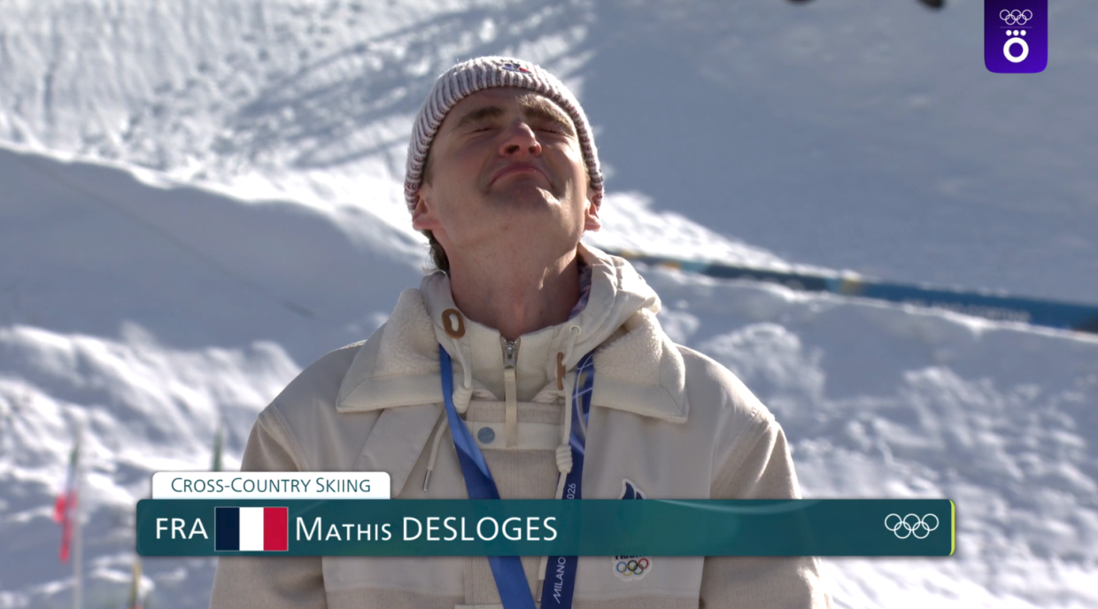 Матис Делож плачет на церемонии награждения