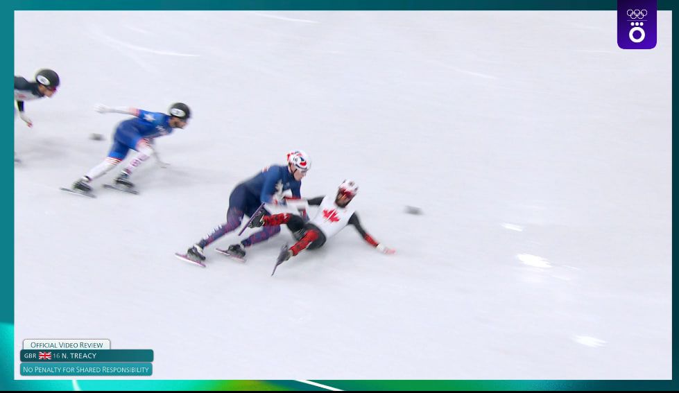 Столкновение в мужском шорт-треке