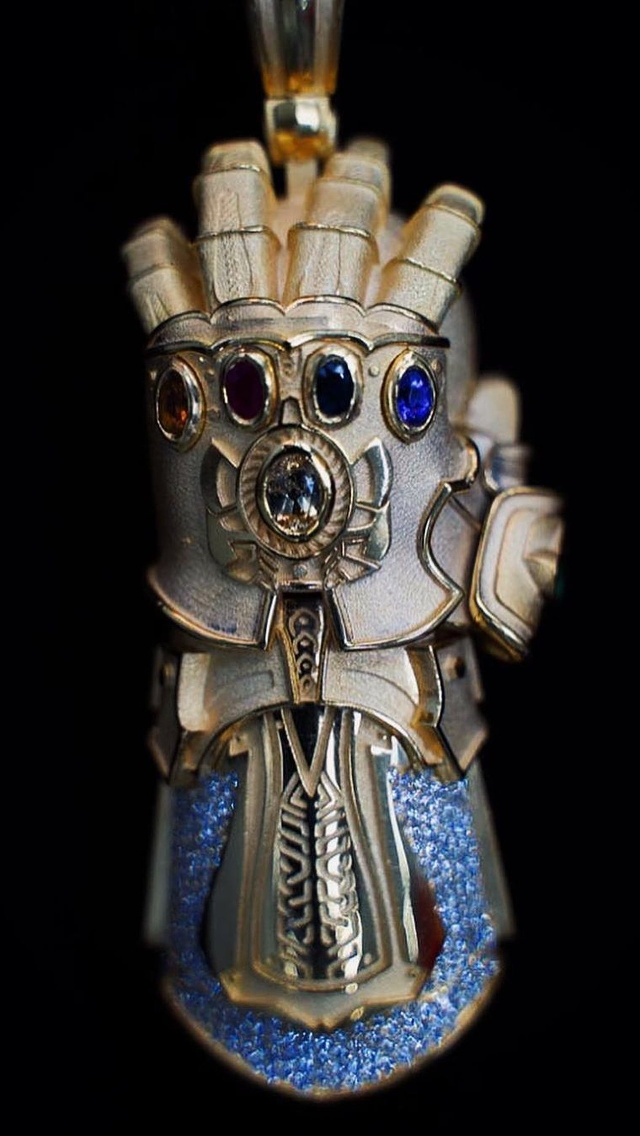 Перчатка Таноса, инкрустированная бриллиантами