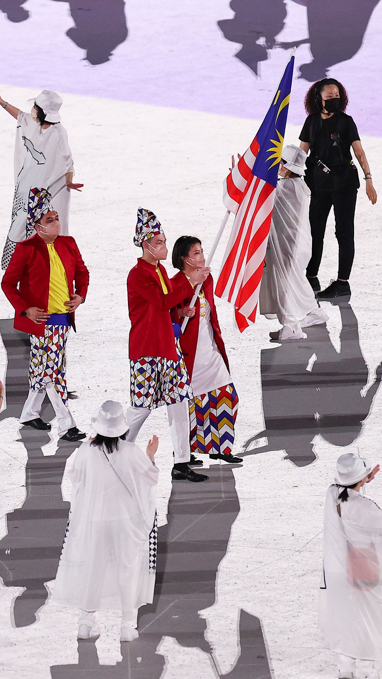 Необычные костюмы выбрали для себя и атлеты из Малайзии. Мужчины пришли одновременно в брюках и юбках, а на головах у них были надеты колпаки!