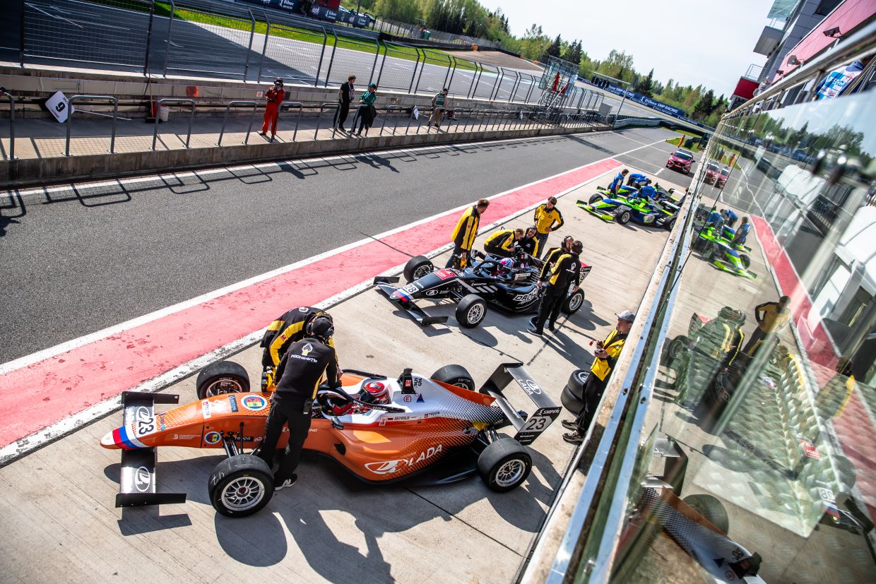 Болиды SMP F4 на пит-лейне Болиды SMP F4 на пит-лейне