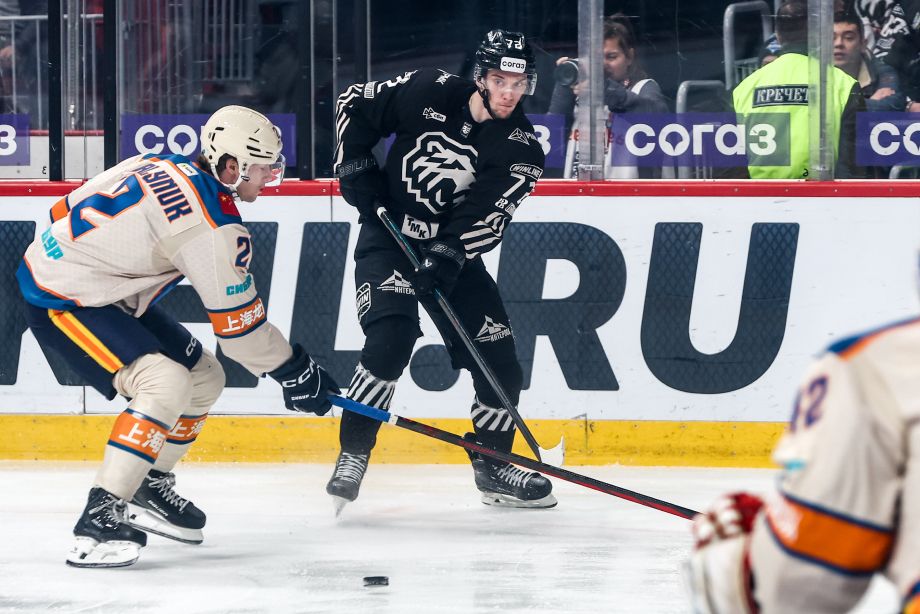 Уайатт Калинюк в игре за «Шанхай»