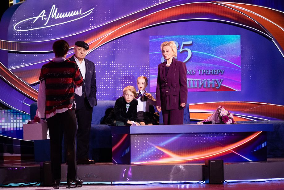 Евгений Семененко поздравляет Алексея Мишина