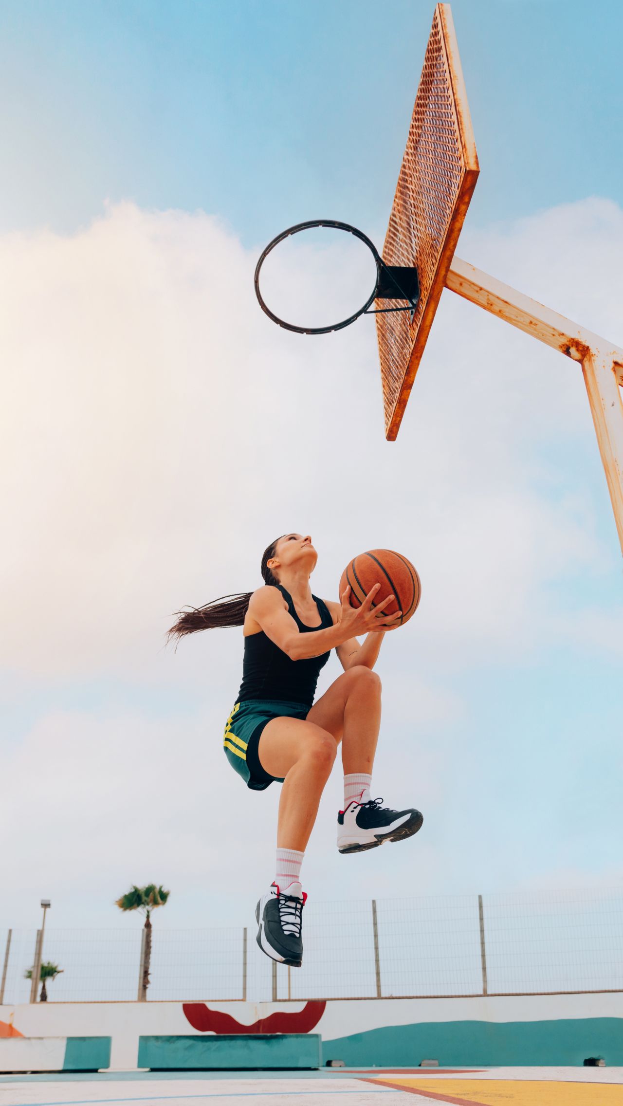 Девушка придумала новый способ играть в баскетбол