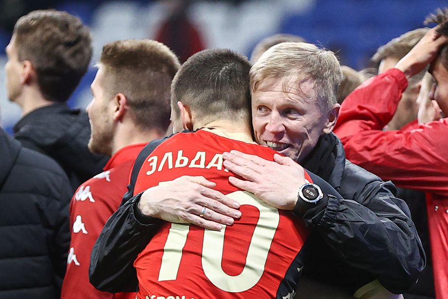 Евгений Калешин с игроками «Акрона» в Кубке России — 2022/2023