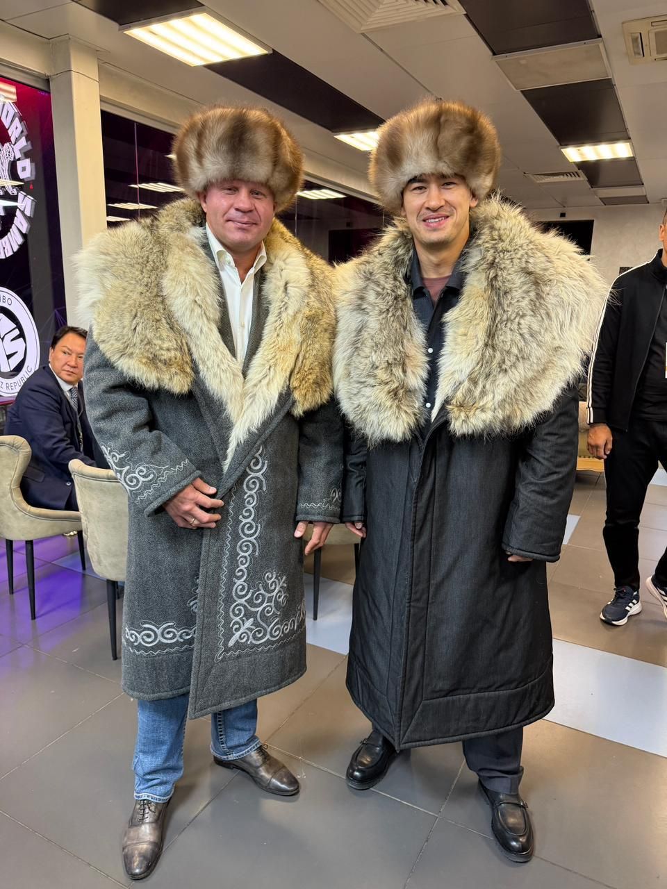 Фёдор Емельяненко (слева) и Дмитрий Бивол (справа)