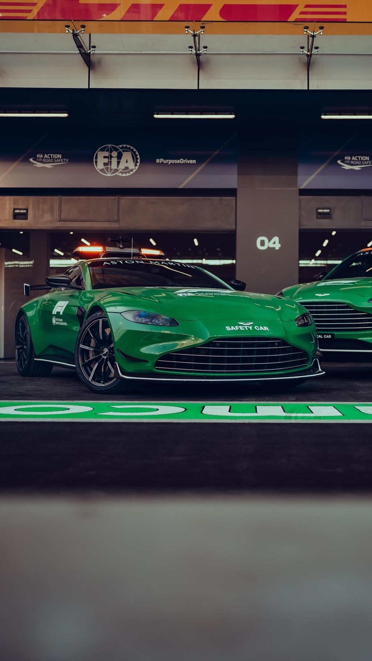 Машина безопасности от Aston Martin с места до 100 км/ч разгоняется за 3,6 секунды и развивает 310 км/ч максимальной скорости, а <a href="https://www.championat.ru/auto/article-4636327-novye-sejfti-kar-i-medicinskij-avtomobil-ot-mersedesa-dlya-formuly-1-harakteristiki-i-foto.html">сейфти-кар от Mercedes-AMG</a> проделывает аналогичное упражнение за 3,2 с и показывает потолок в 325 км/ч.