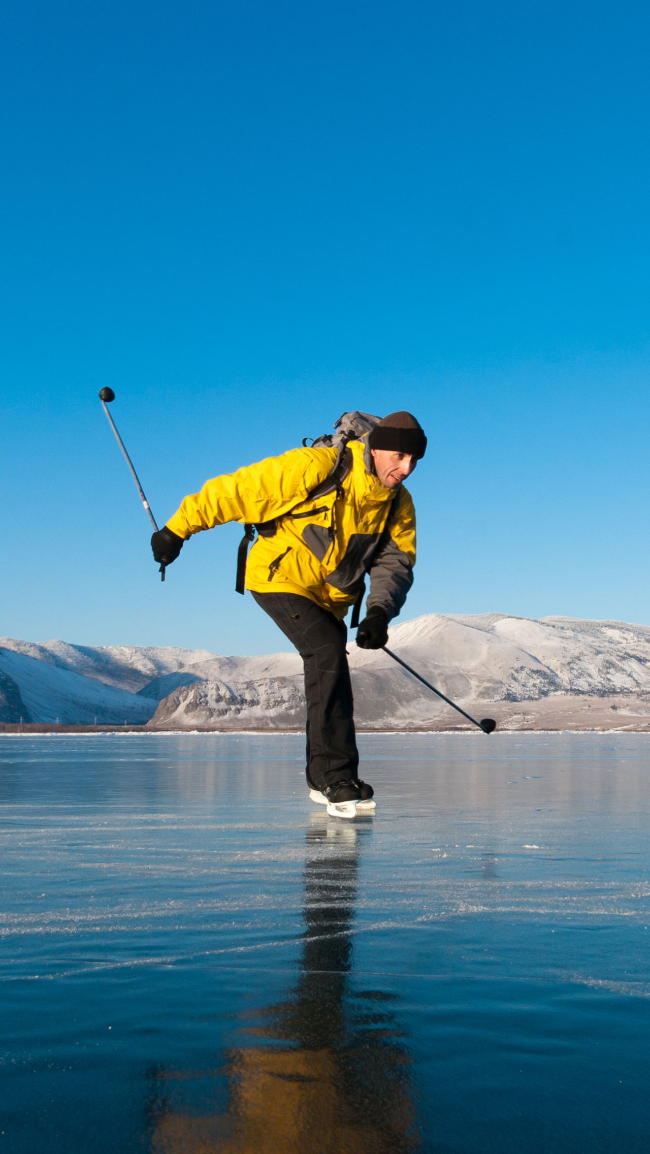 Энергичный танец на коньках по ледяному озеру. Пластичности этого парня позавидуют многие!
