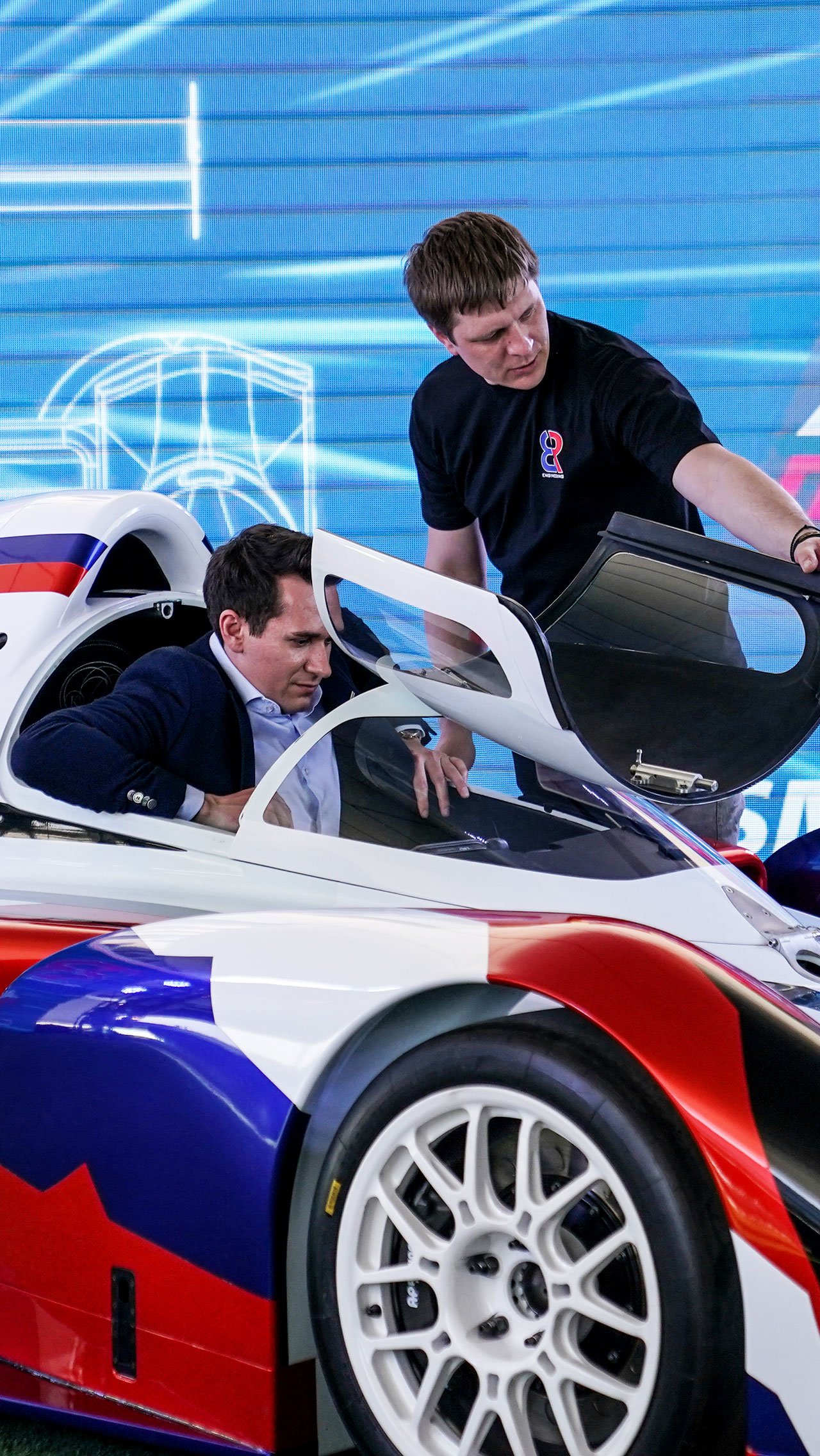 Михаил Алёшин активно участвовал в создании нового автомобиля. На презентации он «порычал» мотором V6.