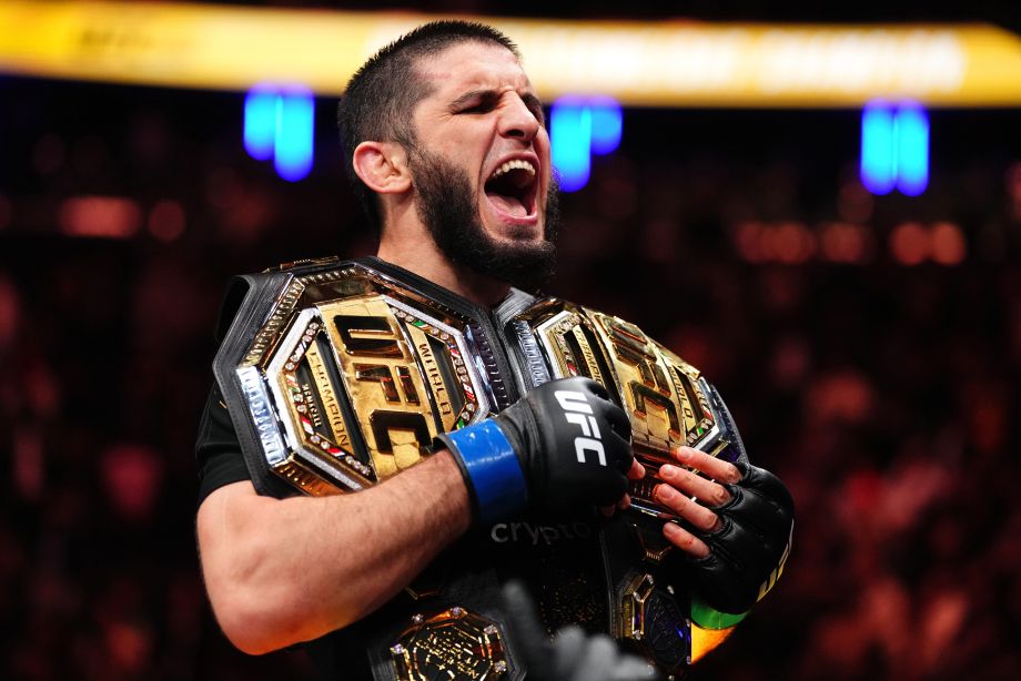 Ислам Махачев с чемпионскими поясами UFC
