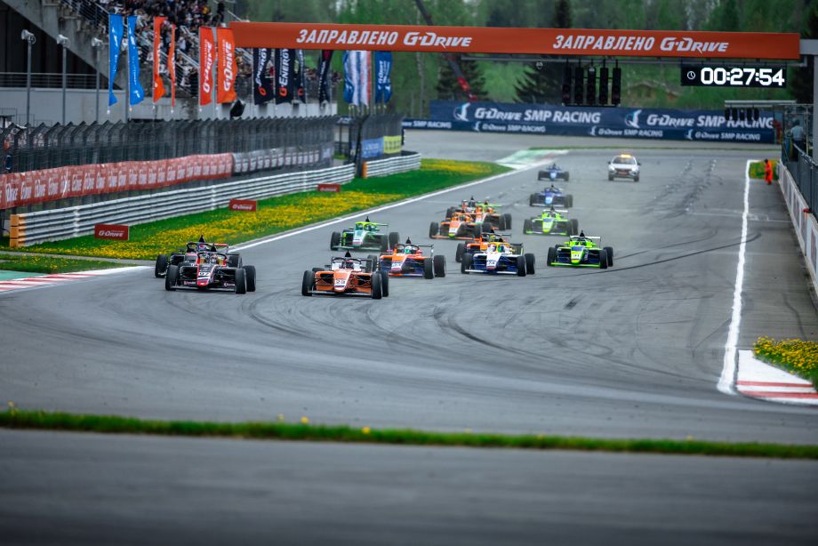 Борьба на старте гонки SMP F4 Борьба на старте гонки SMP F4