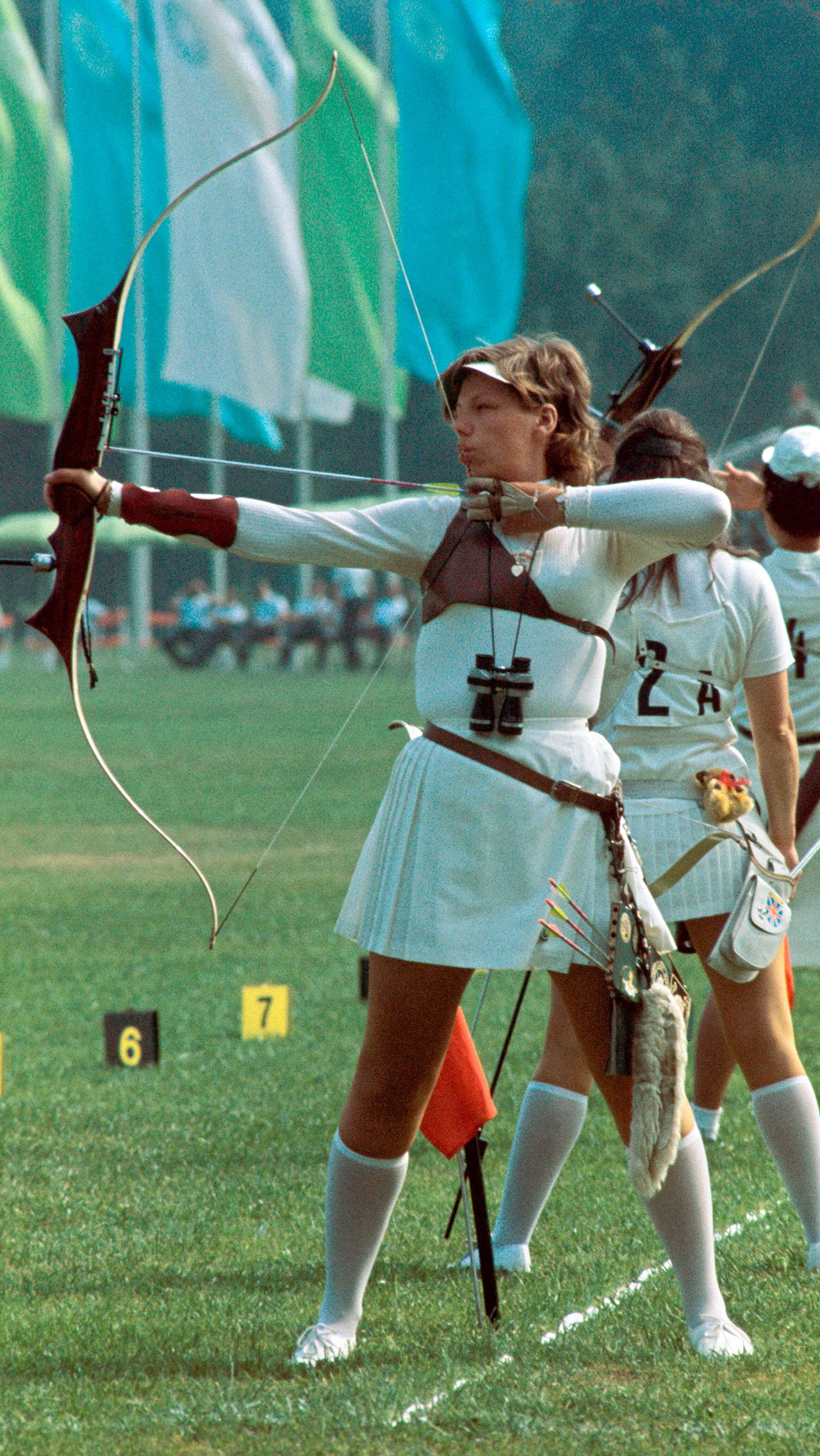 Стрельба из лука была исключена из программы Игр с 1924 года из-за отсутствия чётких правил и требований к оборудованию. Сейчас на Олимпиаде есть один класс — классический или «олимпик».