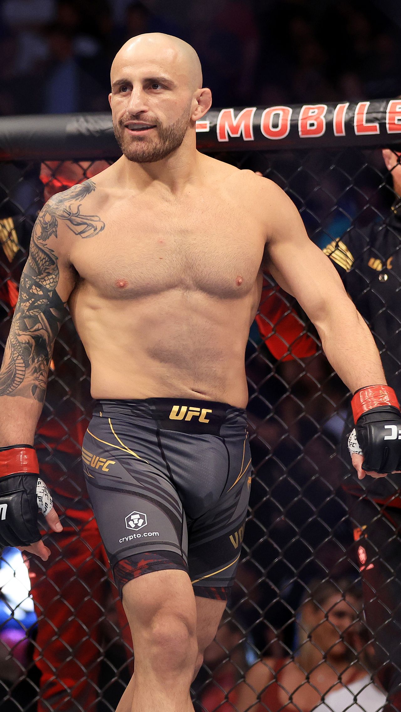 Спортсмен проиграл бой за титул UFC в лёгком весе, но решение судей было неоднозначным. Волкановски проявил мастерство, которое заслуживало пояса.