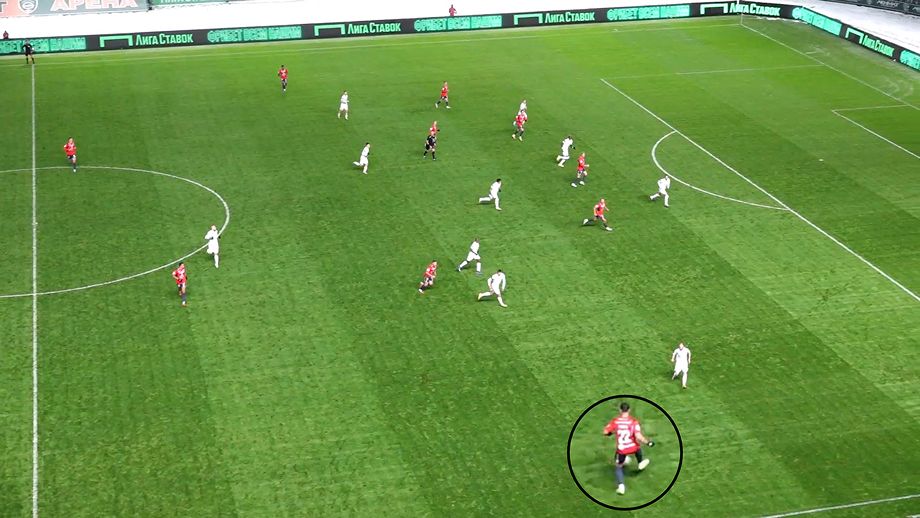 Милан Гаич принимает мяч правой ногой с потерей возможности быстро атаковать глубину