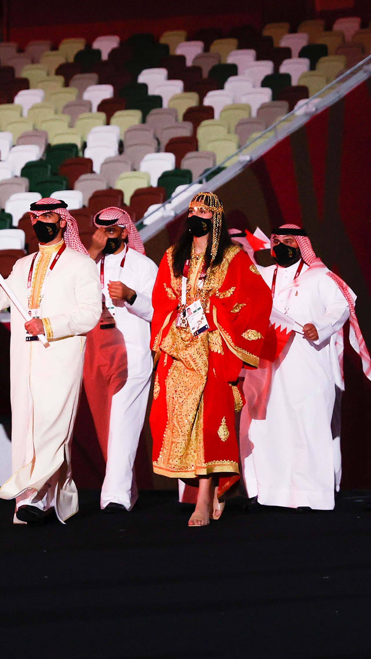 Атлеты сборной Бахрейна были полностью облачены в мусульманское одеяние. А ещё в их команде на церемонии открытия не было ни одной женщины.