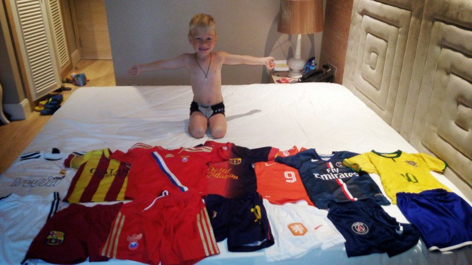 Маленький Паша Полех с футболками топ-клубов