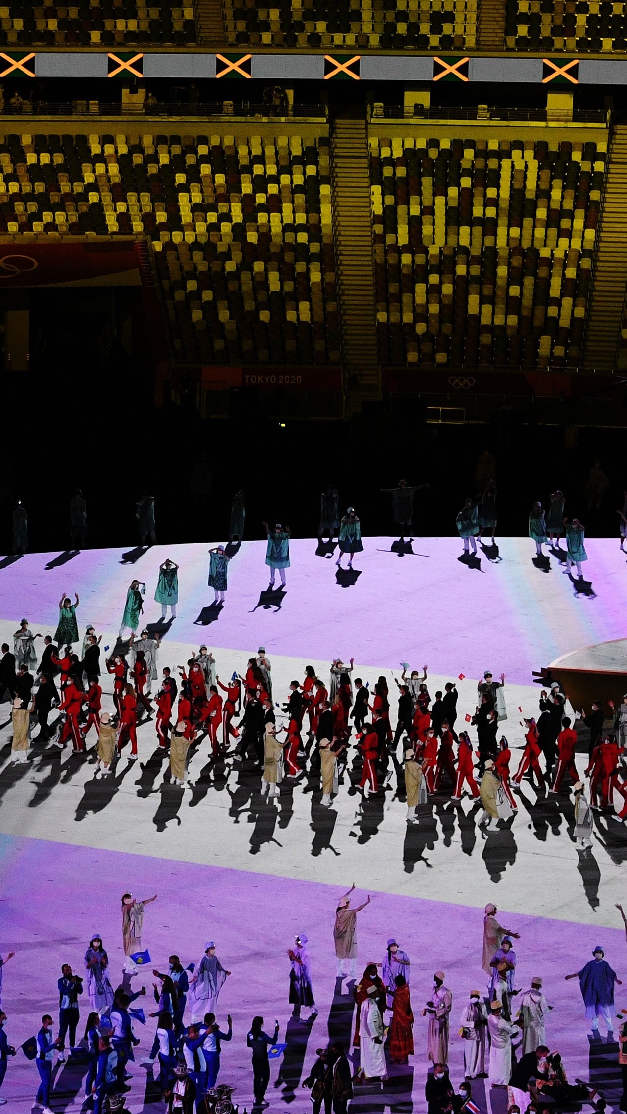 Церемония открытия Олимпийских игр запомнилась необычными костюмами спортсменов из разных стран мира. Атлеты будто устроили неординарный показ мод!