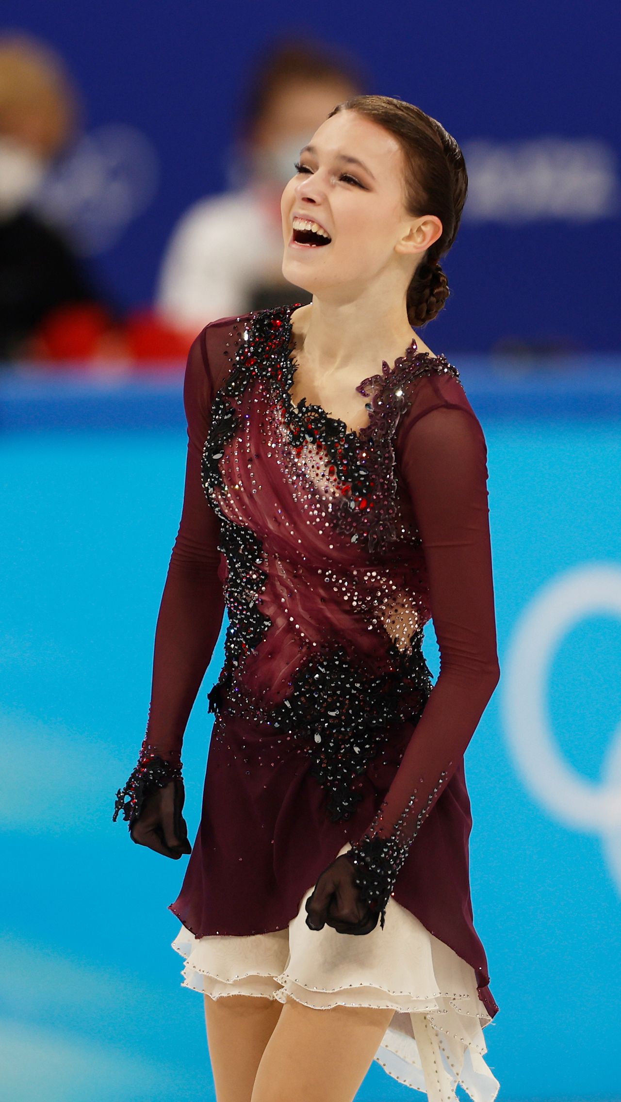 Столько же заработала и Анна Щербакова, ставшая олимпийской чемпионкой в личном турнире.