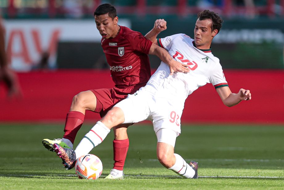 Умарали Рахмоналиев (слева)