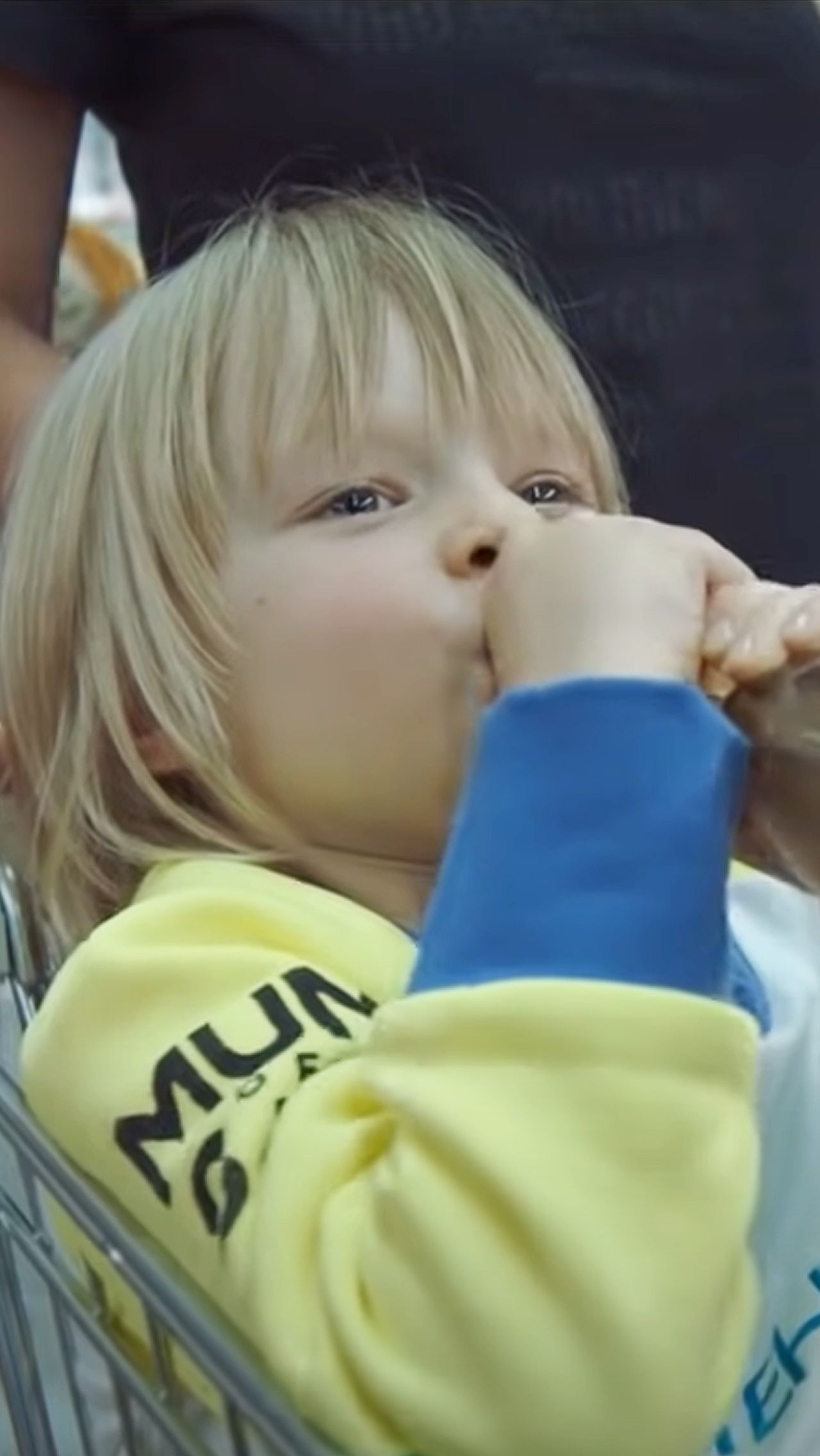 В клипе Филиппа Киркорова на песню «Цвет настроения синий» у Саши уже более ироничная роль. Юный фигурист появляется в кадре в футболке с надписью «У меня счастливое детство» и пьёт вино прямо из бутылки.