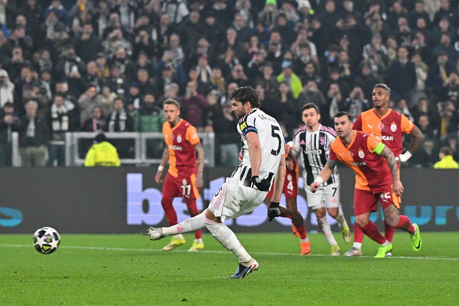 Мануэль Локателли забивает гол