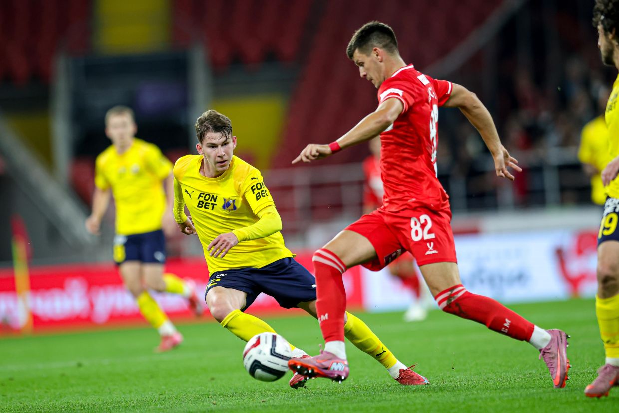 Даниил Хлусевич (в красной форме)