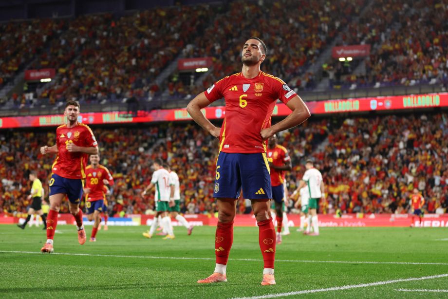 Микель Мерино празднует гол в форме сборной Испании