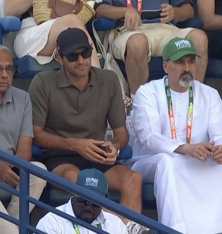 Роджер Федерер смотрит матч Стэна Вавринки