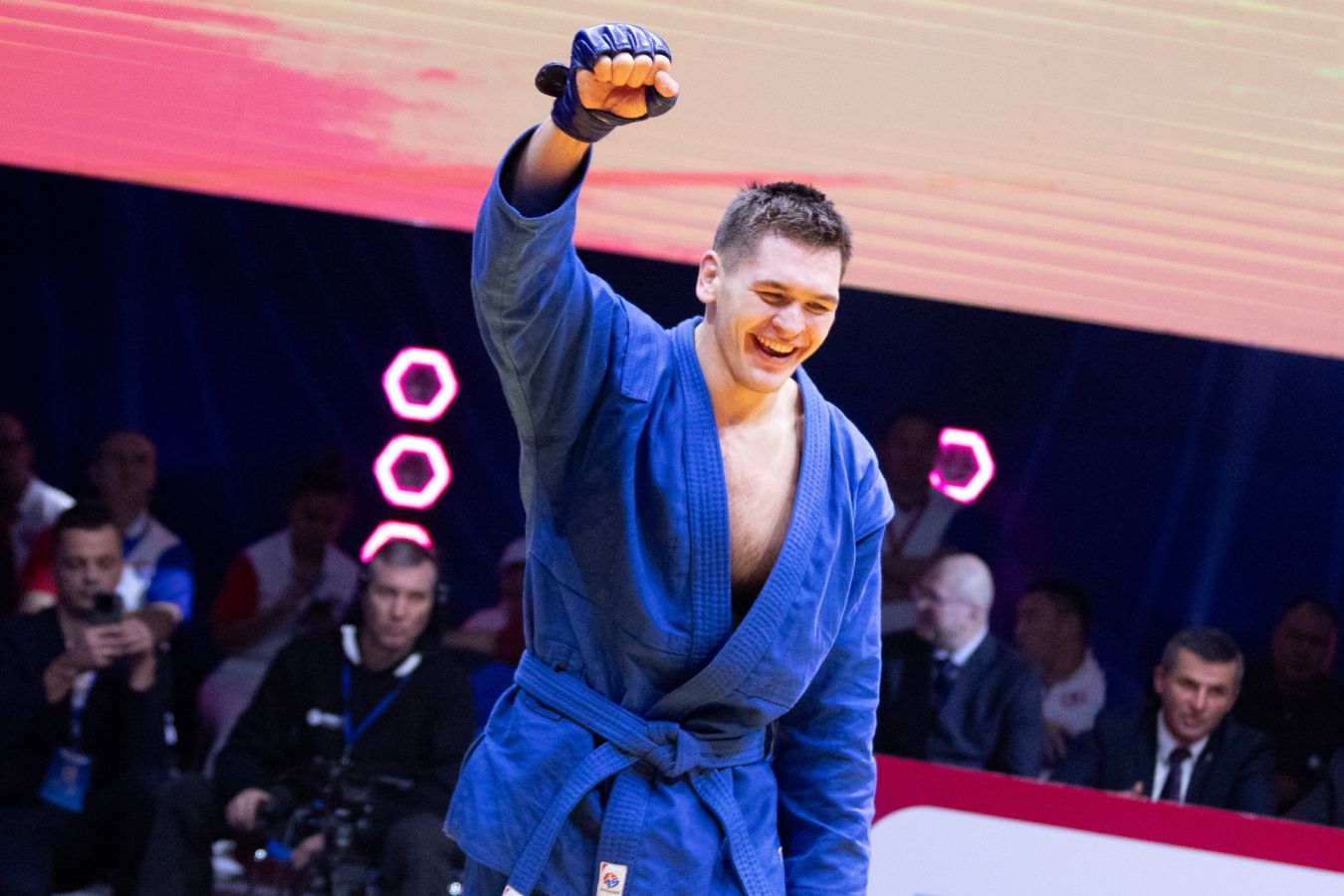 Российским самбистам вернули флаг и гимн