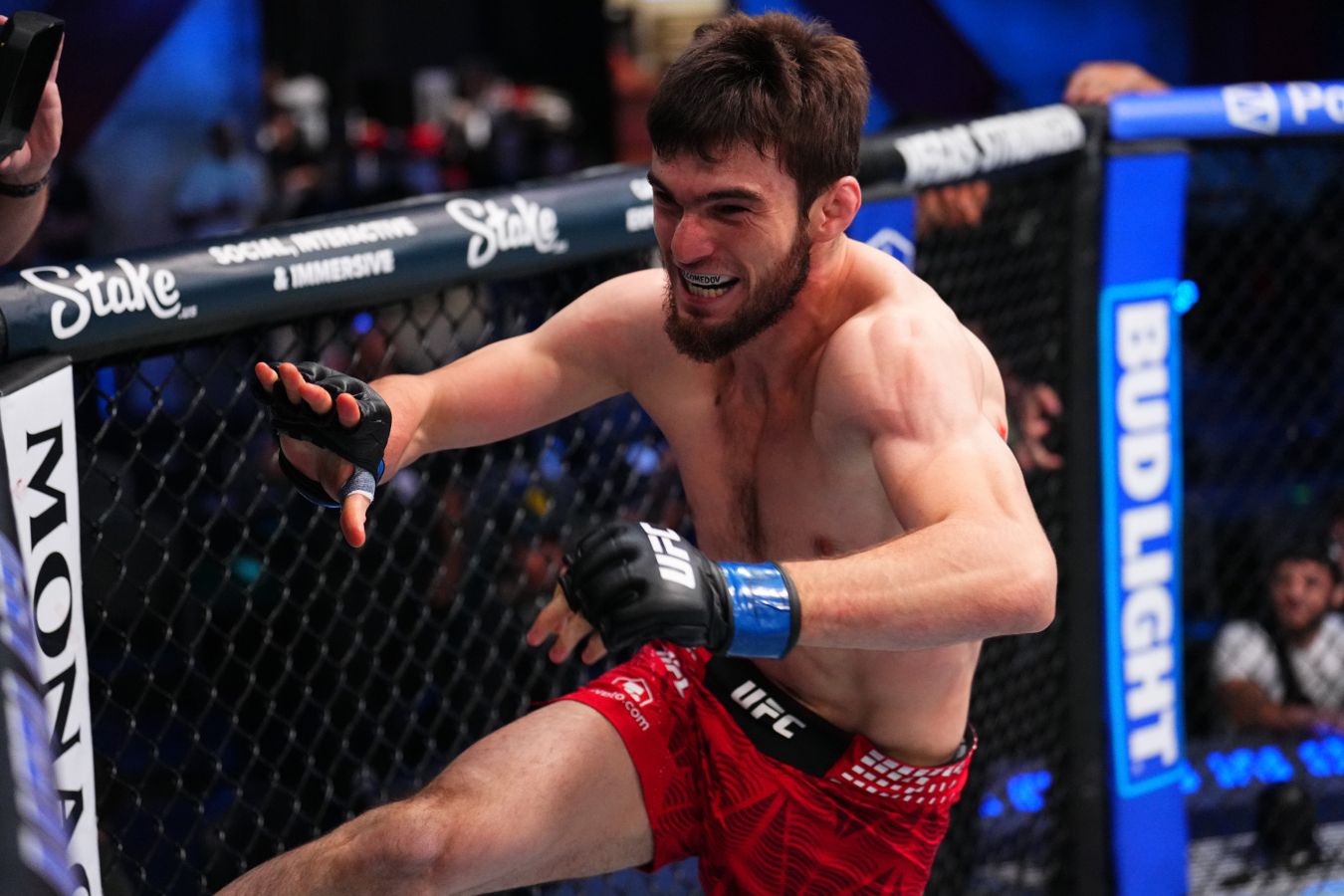 Муртазали Магомедов с шумом ворвался в UFC