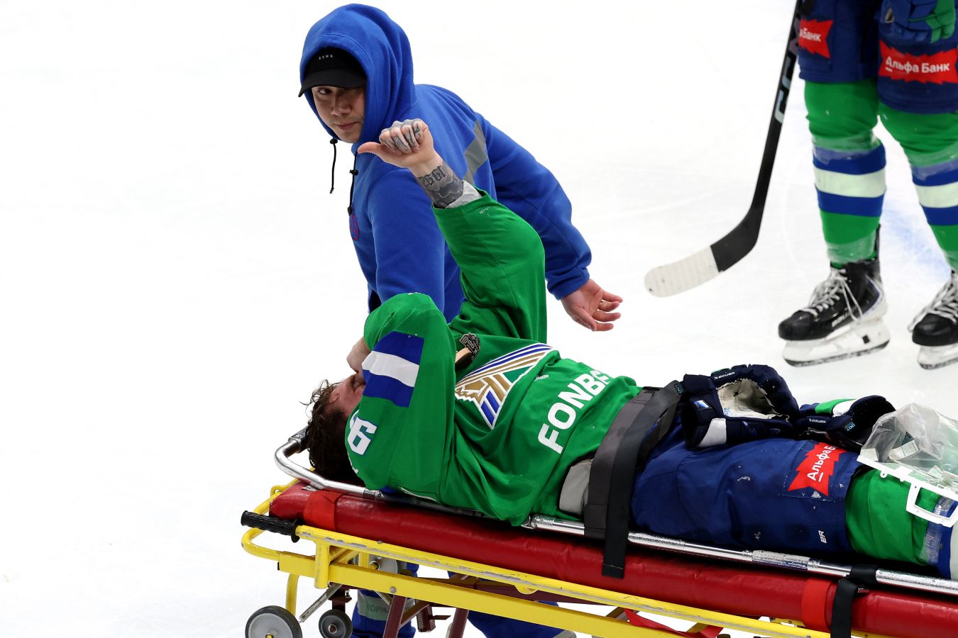 Кузнецов пропустил хит и покинул лёд на носилках