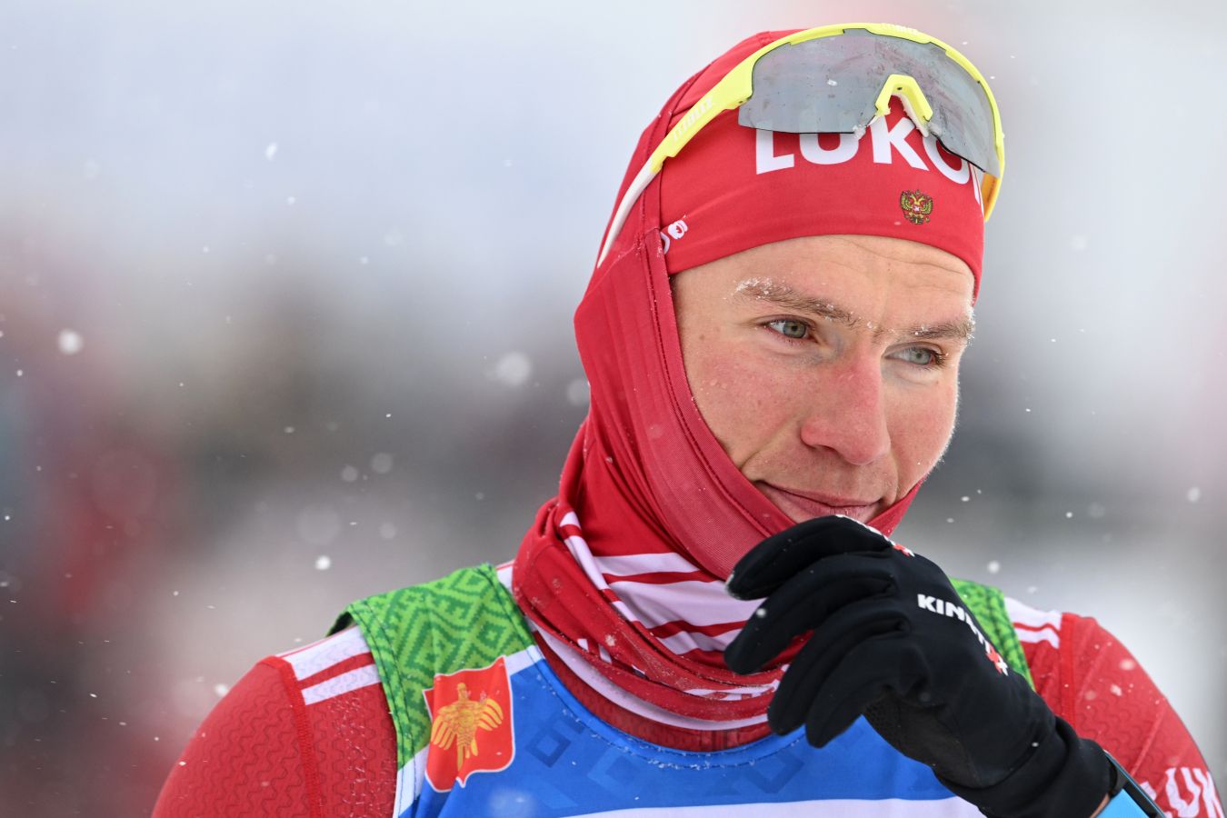 Большунов выиграл гонку и затроллил норвежцев