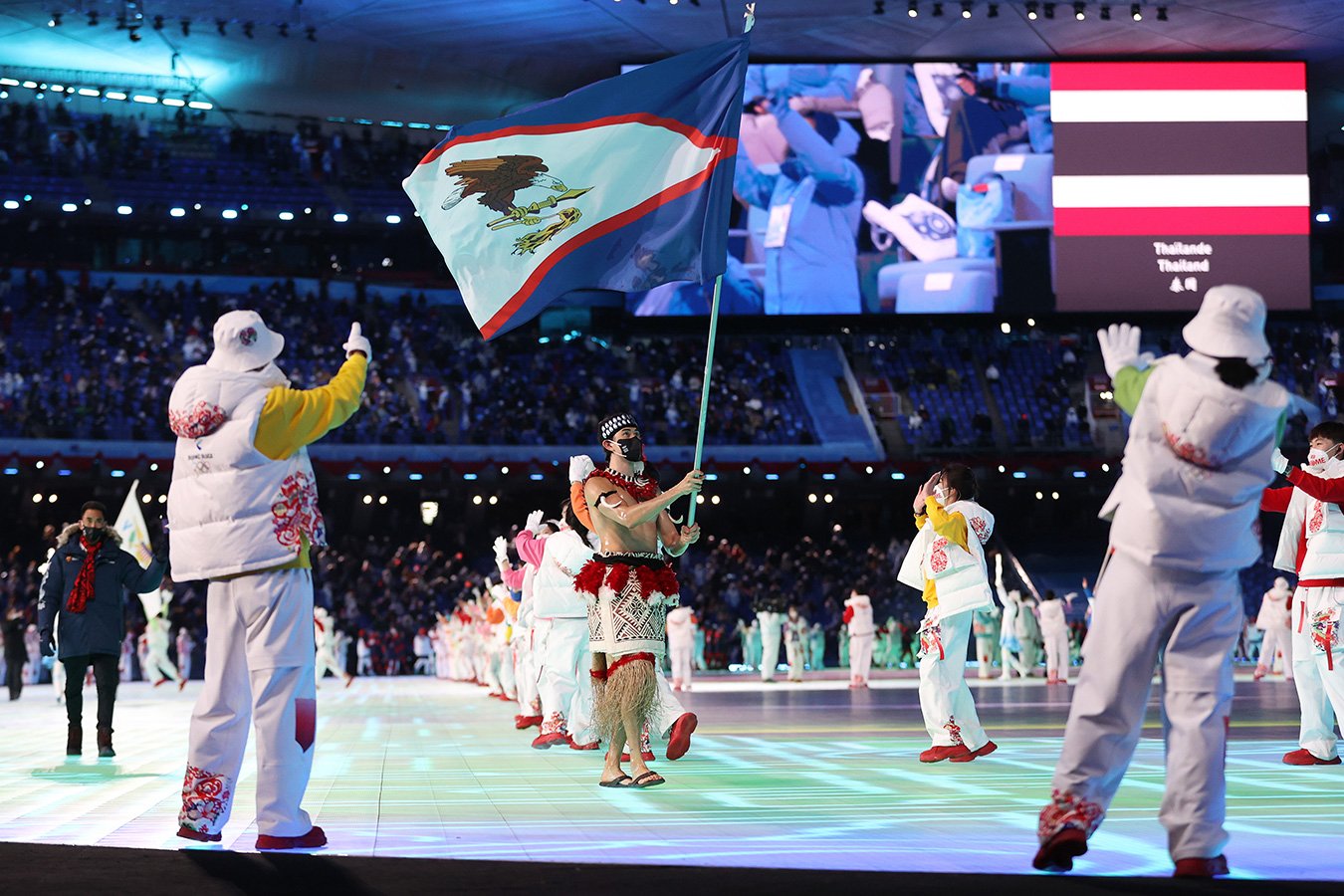 Полуголый знаменосец стал звездой открытия ОИ